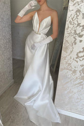 Elegantes bodenlanges ärmelloses Satin-Ballkleid mit V-Ausschnitt